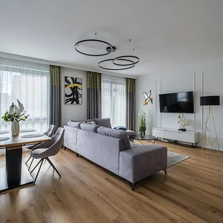 Amber Glow By - 3 Bedrooms, Parking