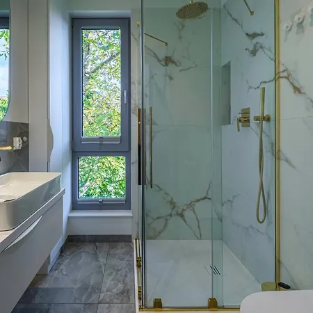 Amber Glow By - 3 Bedrooms, Parking *