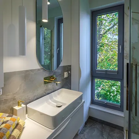 Amber Glow By - 3 Bedrooms, Parking Апартаменти