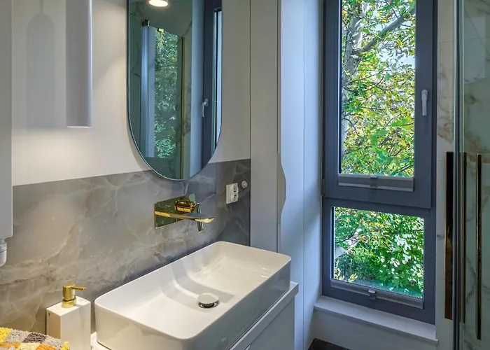 Amber Glow By - 3 Bedrooms, Parking Apartment