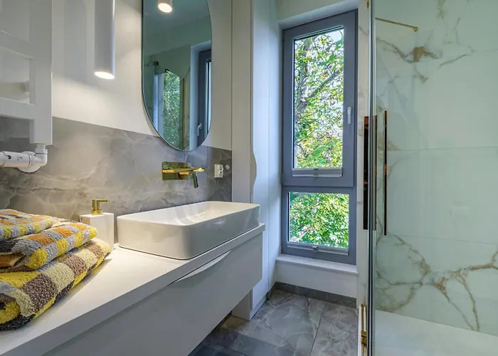 Amber Glow By - 3 Bedrooms, Parking *