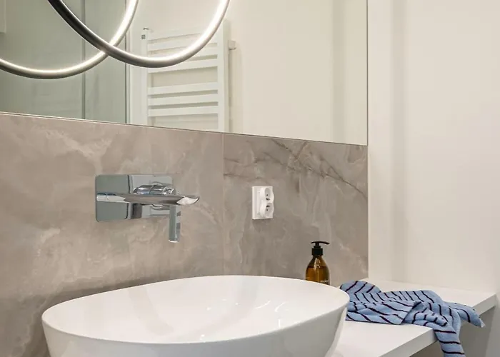 Amber Glow By - 3 Bedrooms, Parking Apartment *