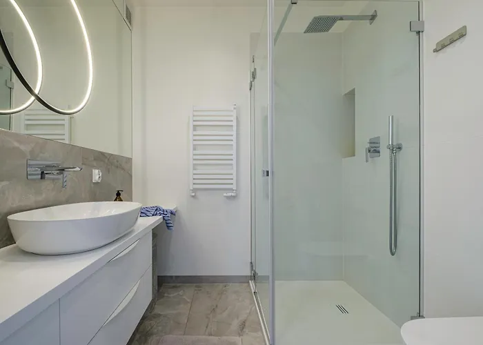 Amber Glow By - 3 Bedrooms, Parking Apartment *